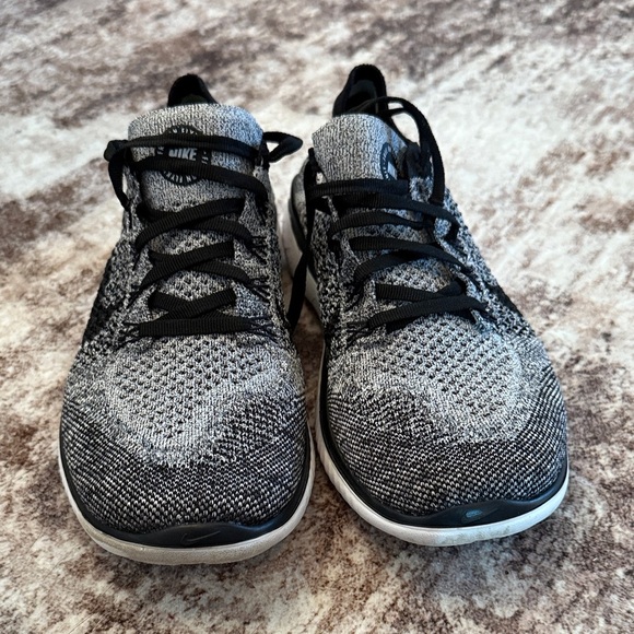 Nike fly knit Black and Gray Knit Running Shoes - Picture 2 of 6